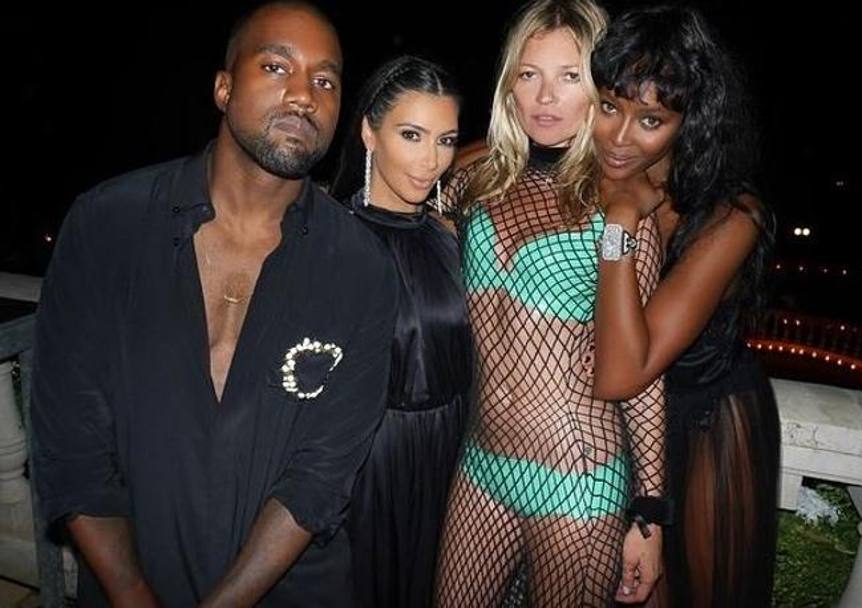 Amnesia, Ibiza. Kate Moss e Naomi Campbell di nuovo insieme con Kim Kardashian e il marito, il rapper Kanye West. (foto Instagram) 